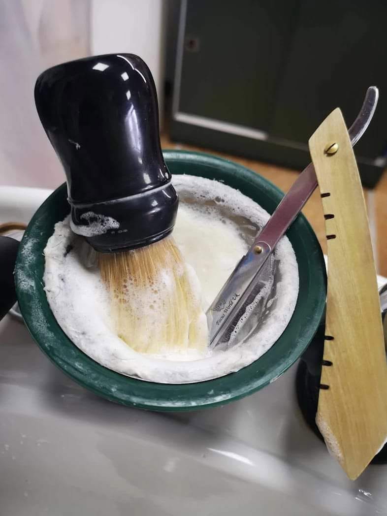 Pennello, schiuma da barba e rasoio per la rasatura tradizionale